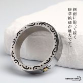 ステンレス 太陽神リング 平打ち シンプル 指輪 メンズ 唐草模様 ワンポイント ネイティブ 定番 サンモチーフ アラベスク 側面デザイン アメカジ カジュアル おしゃれ アクセサリー 手元コーデ デイリー 金属アレルギー対応