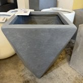 植木鉢 おしゃれ 大型 13号 Mサイズ 幅40cm×H51cm 鉢カバー KONTON コントン デルタ 多面体プランター 六角形 四角 変形 ファイバーセメント セメント 屋外 室内 高級 北欧 モダン ナチュラル 観葉植物用 シンボルツリー サボテン 多肉植物 特大 玄関 プランター 白 グレー