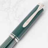 ペリカン Pelikan 万年筆 国内限定500本 スーべレーン メタルストライプグリーン M815 ペン先EF(極細字) 特別生産品 高級筆記具 インク特典有 文房具【スペシャルラッピング660円(別売り)】 送別会 誕生日 お中元 還暦祝い 結婚祝い 結婚式 高級 父の日 母の日 即日発送 クリスマスプレゼント 文房具 成人祝い ビジネス小物 ホワイトデー