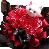 誕生日プレゼント 彼女 恋人 ネコ 猫 ねこちゃん 枯れない赤バラ 12本 かすみ草 花束風ギフト プリザーブドフラワー入り ケース付き 赤バラいっぱい 置いて飾れるアレンジメントタイプ カスミ草