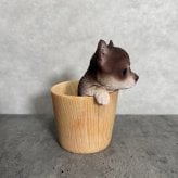 犬の置物 ペン立て woobia ウービア チワワ リアル動物オーナメント 高さ12cm 木目調バケツ ペンスタンド 鉛筆立て イギリス職人手彩色 デスク 書斎 オフィス 在宅ワーク 犬好き 誕生日 退職祝い 就職祝い 記念日 ギフト プレゼント おしゃれ