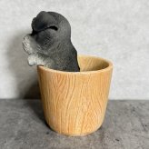 犬の置物 ペン立て woobia ウービア シュナウザー リアル動物オーナメント 高さ12cm 木目調バケツ ペンスタンド 鉛筆立て イギリス職人手彩色 デスク 書斎 オフィス 在宅ワーク 犬好き 誕生日 退職祝い 就職祝い 記念日 ギフト プレゼント おしゃれ