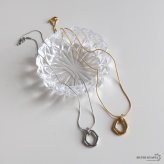 ステンレス オーバルネックレス ニュアンス 2カラー レディース ペンダント 楕円 中抜き 変形 曲線 メタル 艶感 華奢チェーン シンプル モダン 上品 きれいめ 大人 カジュアル アクセサリー ワンポイント 重ね付け おしゃれ