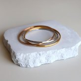 ステンレス トリニティバングル 3連 レディース アクセサリー 三色カラー シルバー ゴールド ローズゴールド 細身 クロス 交差 重ね付け風 上品 華やか 大人 きれいめ 手元コーデ 女性用 腕輪 ジュエリー デイリー おしゃれ