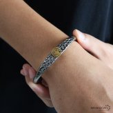 ステンレス スマイリー ニコちゃん 槌目模様 燻し風加工 バングル ブレスレット メンズ ワンポイント スマイル 丸型モチーフ 凹凸 アンティーク調 カジュアル ストリート ロック 個性的 手元 アクセサリー 金属アレルギー対応