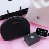 【公式】MARY QUANT マリークヮント シンプルエンボスデイジーラウンドポーチ & ステーションビジューネックレス & ステーションビジューブレスレット セット