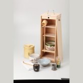 白桐短冊揃 冬茶碗・夏茶碗・建水・水指・蓋置：陶器、茶筅・茶杓・柄杓：竹、棗：ABS樹脂、茶巾：片麻、短冊：桐 夏茶碗・蓋置：美濃焼、冬茶碗・水指・建水：瀬戸焼、茶筅：中国製、その他：国産 やきものの里から、暮らしを贈ります。　ギフト 食器 セット テーブルウェア