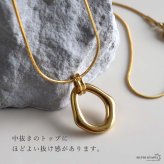 ステンレス オーバルネックレス ニュアンス 2カラー レディース ペンダント 楕円 中抜き 変形 曲線 メタル 艶感 華奢チェーン シンプル モダン 上品 きれいめ 大人 カジュアル アクセサリー ワンポイント 重ね付け おしゃれ