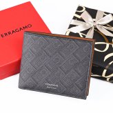 【名入れ無料】【スペシャルラッピング付き】フェラガモ Salvatore Ferragamo サルヴァトーレフェラガモ 二つ折り財布 2026AW 小銭入れ付き ウォレット モノグラム ガンチーニ メンズ ブラック ブラウン 661594 795894 004 0795894 折財布