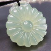 菊花紋彫りネフライト軟玉ヒスイ天然石ネックレス