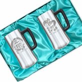 名入れ ビールジョッキ ペア 名前入り プレゼント 真空断熱 保温 保冷 ステンレス ステンレスジョッキ 彫刻 刻印 印字 グラス コップ ビアグラス おしゃれ ビールグラス 父の日 母の日 還暦祝い 退職 誕生日 結婚祝い 昇進 無料 ラッピング ジョッキ 記念品 実用的 ネーム入れ 男性 女性 バースデー ギフト 470 ml 化粧箱 入り ビアジョッキ セット 円背景 EH11