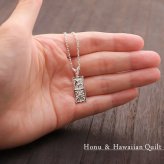 ハワイアンジュエリー ネックレス ホヌ ネックレス 刻印 無料 ホヌ＆ハワイアンキルト Sサイズ 縦約21.5mm シンプル お守りモチーフ シルバー925 ギフトラッピング可能 チェーン 長さ選べる プレゼント ハロウィン 【品番：CG-SP11105】