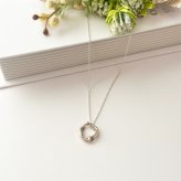 英国製 ハンドメイド 流線形サークル シルバーネックレス レディース スターリングシルバー 925 上品 シンプル 大人 女性 彼女 妻 母 誕生日 記念日 母の日 クリスマス プレゼント ギフト