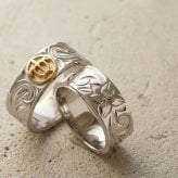 【サイズ展開15～21号】【レーザー刻印無料】ハワイアンジュエリー ペアリング 指輪 幅広リング アクセサリー サージカルステンレス ホヌ ウミガメ 亀 スクロール プルメリア シルバーカラー イエローゴールド メンズ レディース ストレートエッジ カップル 2個セット