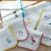 鳥ししゅうふわふわハンカチ ハンカチ タオル かわいい ワンポイント 鳥 バード 鳥刺繍 刺繍デザイン かわいい 女の子 子供 プレゼント ギフト 贈り物 かわいい 女の子 オカメインコ インコ 白 ホワイト お出かけ プチギフト ミニタオル 小さめ 小さい 彼女 鳥好き