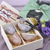 敬老の日 退職 名入れ ペアギフト SXX 波佐見焼 桜華 夫婦茶碗 & 湯呑 & おまかせ箸 紫 ピンク 6点セット 木箱入り / プレゼント ギフト 両親 夫婦 結婚 金婚式 銀婚式 退職 記念 誕生日 長寿 祝い
