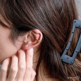 ステンレス シンプルイヤーカフ 18KGP レディース ピアス ダブルライン イヤーアクセサリー ゴールドカラー 上品 ミニマル 大人 女性 耳元 重ね付け風 ノンホール 日常使い きれいめ カジュアル ジュエリー 片耳用 1点