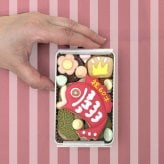 送料無料（北海道、沖縄を除く）《アイシングクッキー缶》すんごいめで鯛クッキー缶（手のひらサイズ）御祝 内祝 退職 結婚 名入れ メッセージ 出産内祝い 還暦祝い 喜寿 米寿 百寿 古希 カンムリ堂