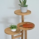 サイドテーブル ステップトレイテーブル チーク 無垢材 フラワースタンド 木製 観葉植物 テーブル トレイ 収納 天然素材 3段 スリム 和モダン アジアン ナチュラル カントリー 玄関 リビング 組立 シンプルな暮らし 普遍的 家具 ディスプレイ 3枚