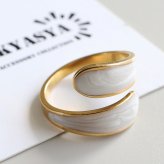 ステンレス 巻き付く ホワイトリング ニュアンスリング 幅広 太幅 ワイドリング ゴールド 18K GP フリーサイズ レディース 女性 指輪 金属アレルギー対応