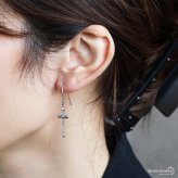 シルバー925 クロスピアス フック レディース 十字架 ロングピアス 揺れる ドロップピアス シルバーカラー アンティーク調 クール エレガント 個性的 存在感 大人 おしゃれ 女性用 耳飾り アクセサリー 人気 片耳用 1点