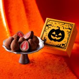 神戸フランツ 神戸苺トリュフ（カカオラテ）～ハロウィンBOX～【手提げ袋付】 スイーツ 洋菓子 チョコレート チョコ ホワイトチョコ いちご プレゼント ギフト 贈り物 手土産 誕生日 敬老の日