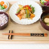 箸 お箸 はし おしゃれ かわいい 23cm カトラリー お弁当 大人 来客用 持ちやすい 木製 細い 先子供 すべらない 天然木製 プチギフト 粗品 プレゼント 引き出物 まとめ買い 細身六角箸 漆塗り おはし 和風 赤 黒 手彫り