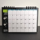 【2027カレンダー】シンセカレンダー SKM-12  シンセ卓上・ツマミマグネット付き