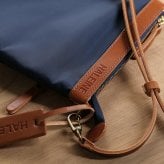 サコッシュ ナイロン 縦型 ショルダーバッグ レディース 日本製 【名入れ 可能】 たつのレザー HALEINE ボディバッグ ブランド 牛革 本革 女性 ミニバッグ 斜め掛け 卒業 記念品 ギフト プレゼント 4FB (07000371r)