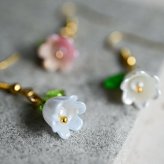 【在庫限り】可憐で愛らしいスズランのピアス 金属アレルギー対応 ステンレス製 小ぶり かわいい 春 揺れる