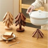 鍋敷き おしゃれ 通販 ナチュラル雑貨 キッチン用品 テーブル飾り ウッドオブジェ ポットスタンド ケトルスタンド 耐熱コースター 天然木プレート 新築祝いギフト 結婚祝いギフト 誕生日プレゼント 専用ギフト箱 卓上ミニツリー ジャパンディ クリスマスツリー