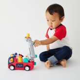 誕生日プレゼント Hola Toys オラトイズ 音がいっぱい 自分で走る しょうぼうしゃ 消防車 おもちゃ はたらく車 働く車 乗り物 はしご サイレン 音が鳴る 音楽 ごっこ遊び 消防士ごっこ レスキュー 人形付き 知育玩具 1歳半 18カ月 2歳 3歳 男の子 女の子 お祝い ギフト