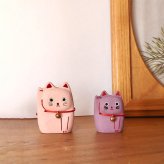 Lucky cat S[招き猫 置き物 置物 おしゃれ かわいい 縁起物 黒 白 金 猫 開運 グッズ 金運 アップ 幸運 インテリア 小さい ミニ 卓上 飾り 玄関 レジ横 デスク 小型 ミニサイズ 手のひらサイズ 木製 木箱 収納木箱付き 台座 収納ケース] 即納