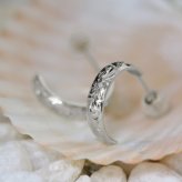 ハワイアンジュエリー フープピアス ピアス ホワイトゴールド Mサイズ 半円 三日月 ハーフムーン 片耳(1個)購入可 K14 14K シリコンキャッチ シンプル 20G ゲージ BY THE SEA バイザシー メンズ レディース 誕生日 プレゼント ハロウィン 【品番：GE103-15W】