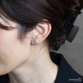 シルバー925 微笑む猫のピアス キャットモチーフ ネコ ねこ アニマル カラフル 耳 アクセサリー メンズ ユニセックス 男女兼用 個性的 かわいい おしゃれ カジュアル ワンポイント 猫好き向け 耳元コーデ 人気 片耳用 1点