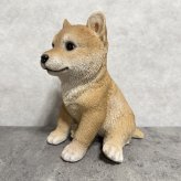 犬の置物 woobia ウービア お座り柴犬 中 笑顔 リアル動物オーナメント 高さ20cm イギリス職人手彩色 縁起物 戌年 守護犬 玄関 リビング 店舗 インテリア 犬好き 新築祝い 開店祝い 出産祝い お祝い ギフト プレゼント かわいい