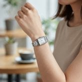 箱なし カシオ 腕時計 レディース ホワイト 白 シルバー アナログ スクエア レクタンギュラー アラビア数字 レトロ 海外モデル 逆輸入 小さめ 薄型 軽量 メタル シンプル 仕事 学生 誕生日 プレゼント ギフト CASIO 成人 卒業 入学