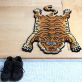 チベタンタイガーラグ ラグマット ウール 手織り TIBETAN TIGER RUG S M L 3サイズ インド製 ハンドクラフト 虎 トラ タイガー アクセントラグ タペストリー エスニック リビング 玄関 ベッドサイド 壁飾り 天然素材 おしゃれ