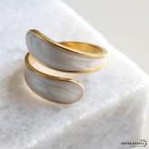 ステンレス 巻き付く ホワイトリング ニュアンスリング 幅広 太幅 ワイドリング ゴールド 18K GP フリーサイズ レディース 女性 指輪 金属アレルギー対応