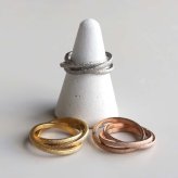 ステンレス トリニティリング 3連リング グリッター 3カラー レディース 指輪 三連リング 重ね付け風 絡み合うデザイン きらきら 大人可愛い 上品 華やか シンプル おしゃれ 女性用 アクセサリー デイリー 普段使い 華奢見え
