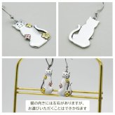 猫 ピアス 大ぶり 揺れる フック ステンレス 金属アレルギー対応 ネコ 花 シルバーカラー カラビナ型 選べるフック 片耳 1個売り