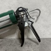 GFボンドガン 1.2kg用 1本 リアリーターフ ザバーン プランテックス 専用接着剤 GFボンド用 手動コーキングガン グリーンフィールド 人工芝 防草シート 接着剤 粘着剤 施工 DIY 屋外 ガーデニング 雑草対策 補修 ボンド本体別売