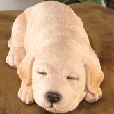 犬　置物 リアル　ラブラドールレトリバー　お昼寝中　いぬ　動物オブジェ　ガーデン　オーナメント　店舗　カウンター　装飾　オブジェ　インテリア　玄関先　庭　犬好きさん人気ギフト　動物人気ギフト　クリスマスプレゼント　お誕生日祝い　母の日人気　父の日人気　敬老の日人気
