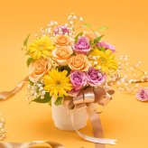 バラ10本と季節花のお祝いアレンジメント  生花 花市場から直送 アレンジメント 豪華 バラ ガーベラ カーネーション　ひまわり  季節限定　お祝い お誕生日 かわいい おしゃれ ギフト プレゼント 即日発送 手提げ付けられます メッセージカード無料