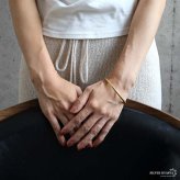 ステンレス ゴールドバングル シンプル ドーナツ型 つや消し レディース ブレスレット 腕輪 円形 丸型 マット 上品 きれいめ ミニマル 大人 女性 アクセサリー ファッション 手元コーデ 普段使い お出かけ オフィス カジュアル