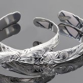 ハワイアンジュエリー バングル ハワイアンジュエリー ブレスレット ペアバングル 幅8mm＆10mm 刻印 無料 サイズが選べる オープンバングル ペア 2本セット カットアウト ホヌ シルバー925 太め カップル 夫婦 プレゼント ハロウィン 【品番：B5080-8-10P】