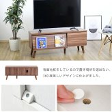 テレビ台 テレビボード どんなお部屋にも馴染むシンプルなデザインの 。フラップ扉で収納物をおしゃれに隠せる優れもの。スマートな見た目でお部屋もスッキリ。脚付きだからお掃除も楽々。