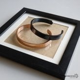 ステンレス 幅8mm 平打ちバングル シンプル 4カラー 2サイズ ブレスレット レディース メンズ アクセサリー 無地 光沢 オープンタイプ 上品 ベーシック ミニマル カジュアル きれいめ 重ね付け 男女兼用 金属アレルギー対応 【刻印対象】