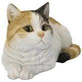置物 猫 寝そべる三毛猫 幅17cm woobia ウービア リアル かわいい おしゃれ 玄関 インテリア オブジェ ガーデン みけ猫 ねこ ネコ 動物 アニマル 癒し 棚 北欧 リビング 縁起 プレゼント ギフト 新築祝い 猫好き