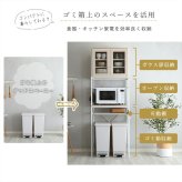 食器棚 ゴミ箱収納付き キッチンラック ラック 64cm幅 さわやかなオシャレゴミ箱上ラック スリムタイプ Frais-フレ- ホワイト キッチン収納 収納 2口コンセント付き 可動棚 開き扉 レンジ台 レンジラック ゴミ箱上収納 木目 シンプル 北欧